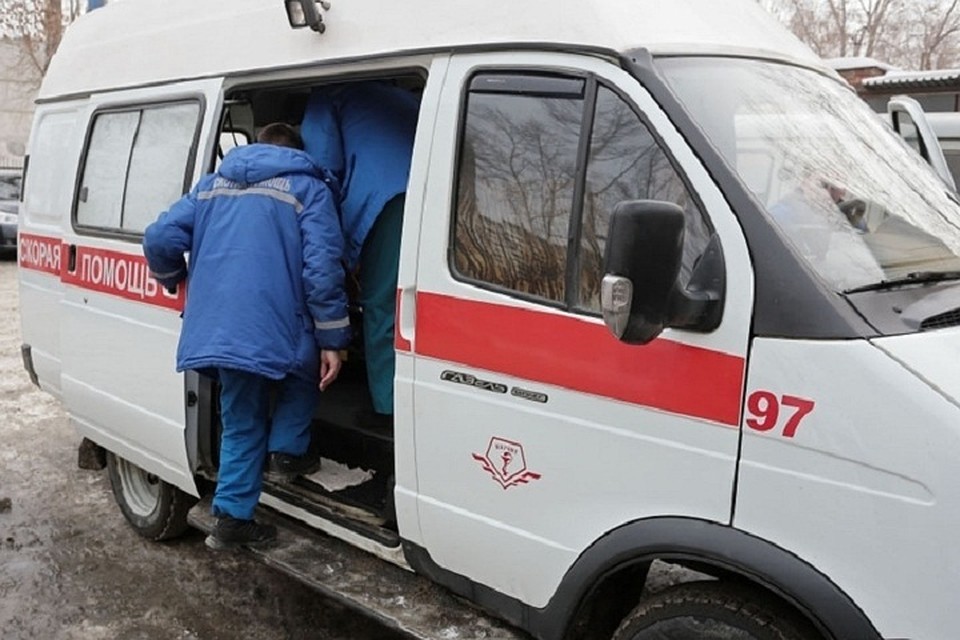 Приезд скорой. Врачи скорой помощи зимой. Санитар скорой помощи.