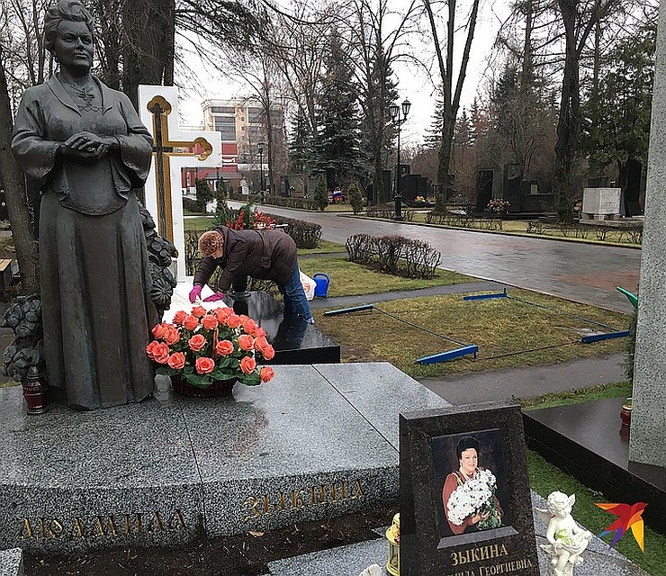 Памятник лужкову в москве на кладбище